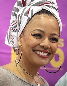 How tall is Kim Fields?